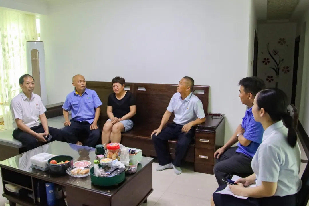 乐动网页版党委开展“七一”走访慰问活动2.jpg