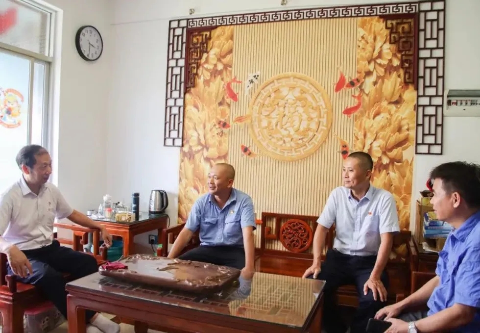 乐动网页版党委开展“七一”走访慰问活动3.jpg