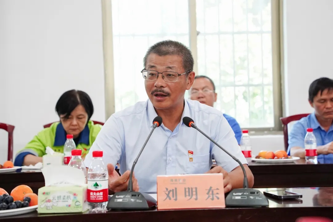 乐动网页版召开“七一”座谈会2.jpg