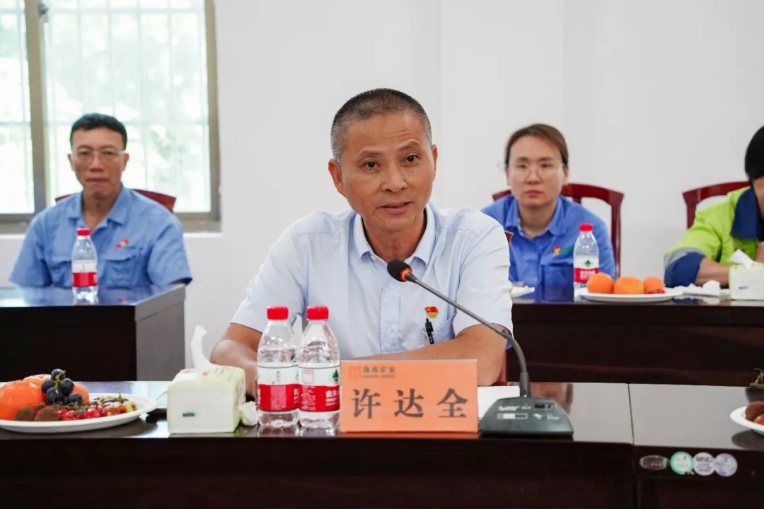 乐动网页版召开“七一”座谈会3.jpg