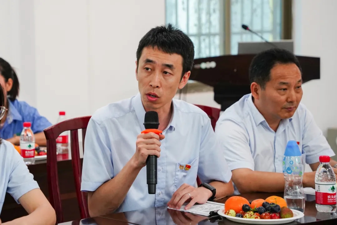 乐动网页版召开“七一”座谈会4.jpg